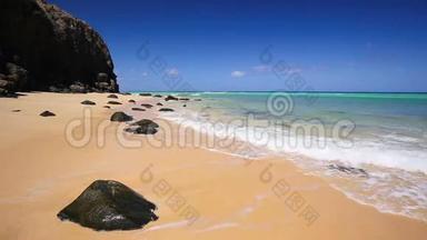 前往位于西班牙第<strong>二大</strong>加那利岛Fuerteventura以南的CostaCalma沙滩。
